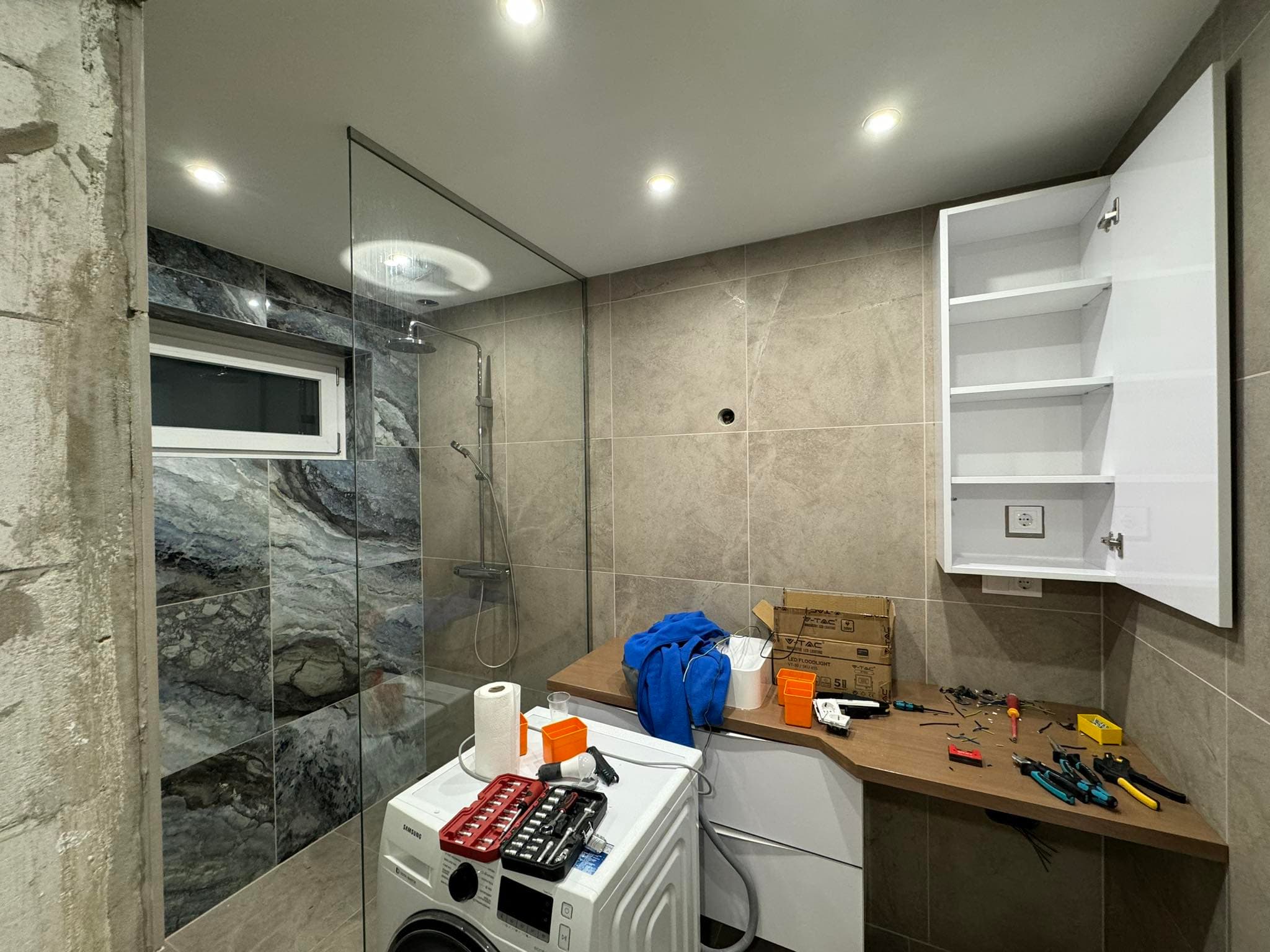 Spotlámpák felszerelése