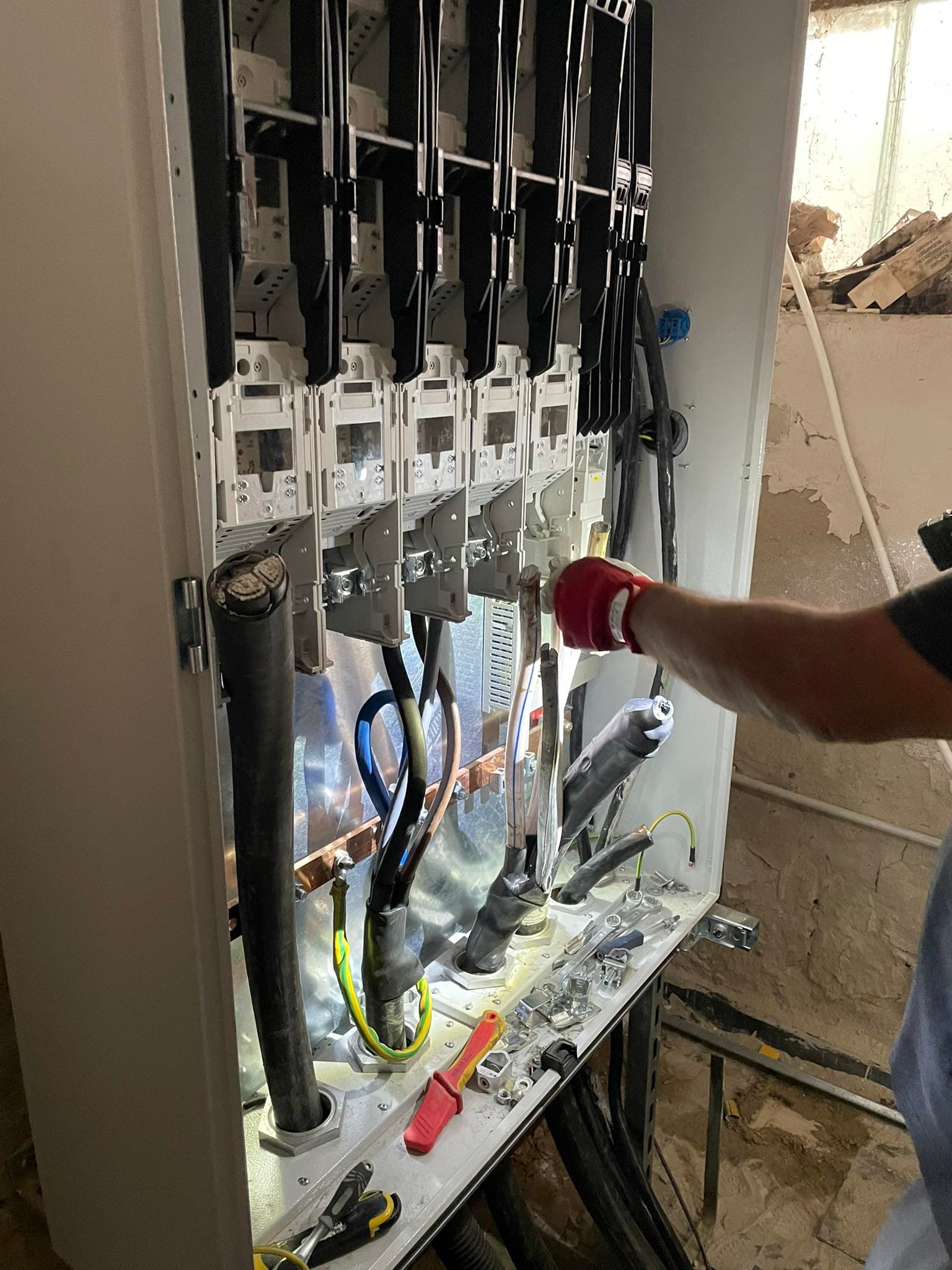 Elosztószekrény ipari létesítményben